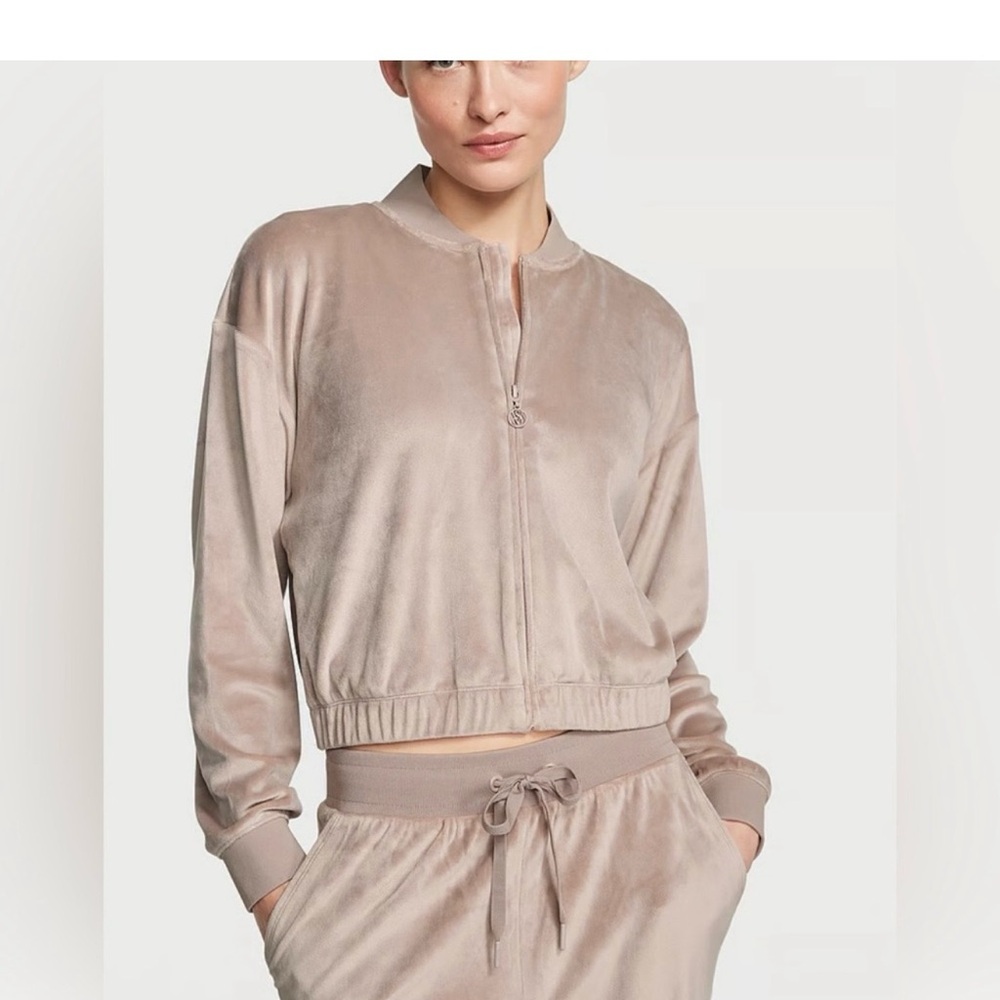 🛍️3/$25 SALE🛍️ VICTORIA'S SECRET Velour Bomber jacket